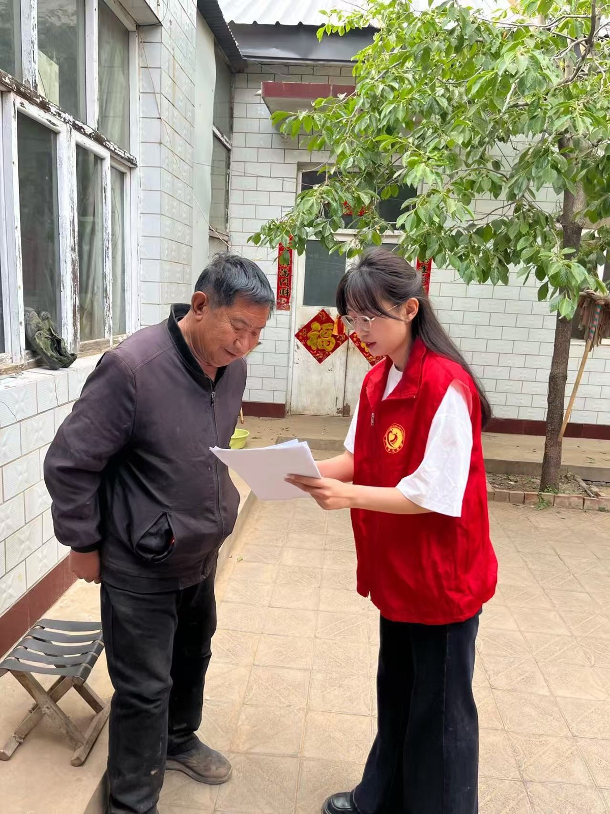 鄭茹萍（右）走訪脫貧戶（蘭村村委會(huì)供圖）.jpg